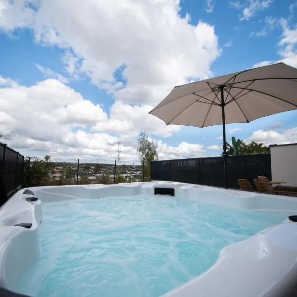 La Bulle Dorée Luxury private Jacuzzi House 4 chambres cœur du centre touristique, hotel in Amnéville