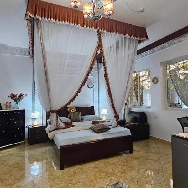 Villa Buerk Serena Suite Bed & Breakfast, Wi-Fi, Pool, hotel in Mombasa