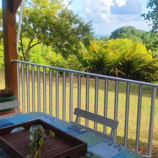 Appartement avec jardin sur terrain arboré, hôtel à Sainte-Anne