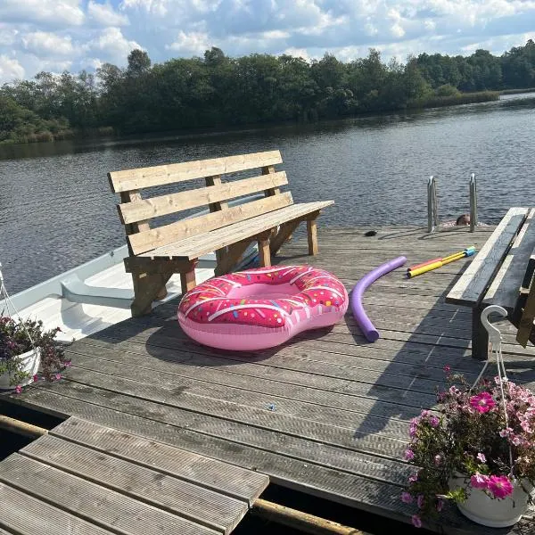 Lake cottage with private pier, hotel in Bälinge