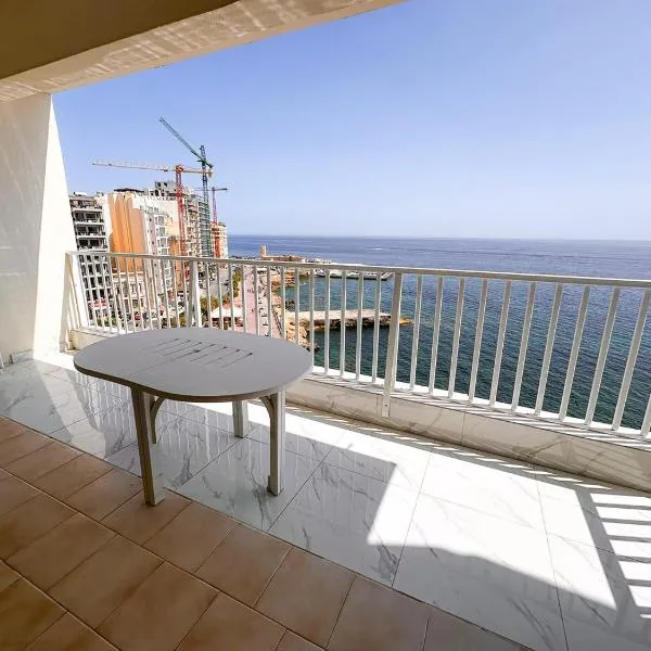 Elegant Oceanfront Apartment with Coastal Charm S11, hotel in Sliema