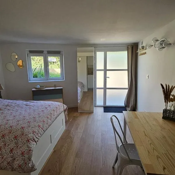 Studio cosy, avec entrée privée, calme, 15 min de Lyon, possibilité facture, ξενοδοχείο σε Saint-Romain-au-Mont-dʼOr