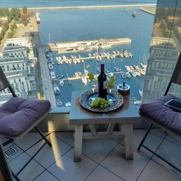 Sea Towers! SKY PENTHOUSE! Panoramic SEA & CITY VIEWS from Glass Corner TRIANGLE! 28 TOP Floor! Terrace! Short & Long Stay! Parking! Sailing in the heaven feels like a King!, hotel v Gdyni