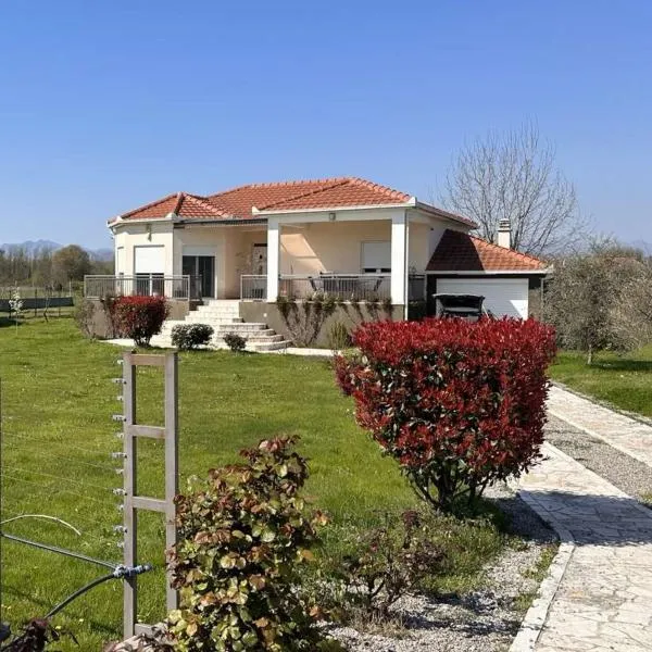 Charming Countryside Villa with Garden & Terrace near Skadar Lake, hotel in Berislavci