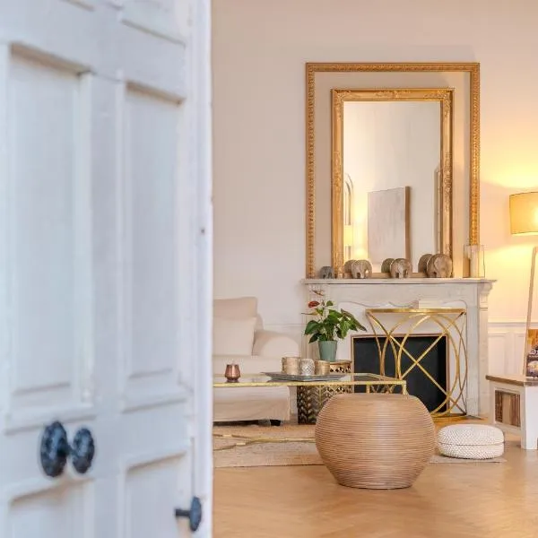 LA SALAMANDRE - Chambres d'hôtes - Hôtel particulier XVIème - Centre historique - Orléans, hotel in Orléans