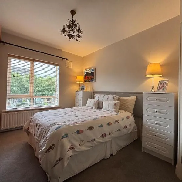 Spacious Two Bed near Airport, hotel a Celbridge