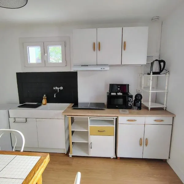 Appartement calme avec jardin, hotel v destinaci Saint-Ambreuil