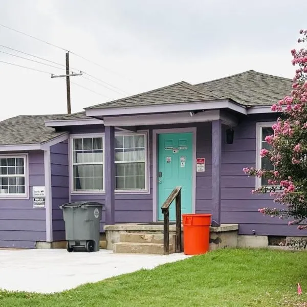 QUICK 1 mile to Ft Sill! Wizard Cottage sleeps 5 adults & Pets Welcome!, hotel v destinaci Lawton