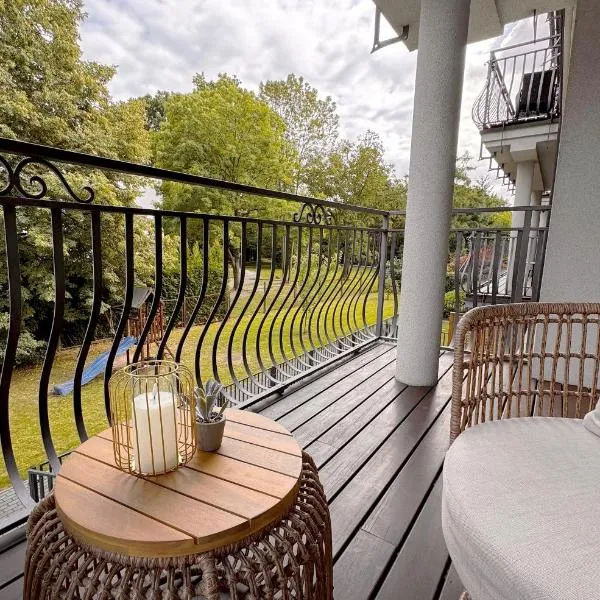 BATOREGO FLATS No 13 Pszczyna - Walk to Castle - Apartment with Parking, Balcony, Elevator, Fast WiFi, hotel in Pszczyna