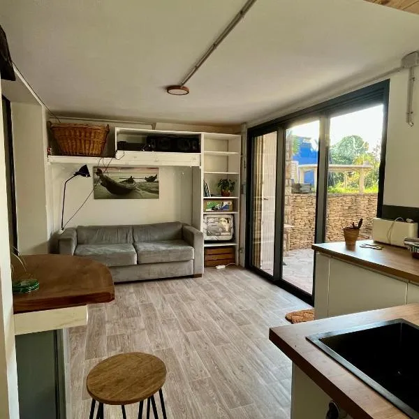 Joli studieux lumineux et aménagé avec piscine privée, hotel in Vaugneray