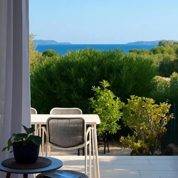 Au Petit Bonheur vue mer, parking, 3 mn de la plage, hôtel au Lavandou