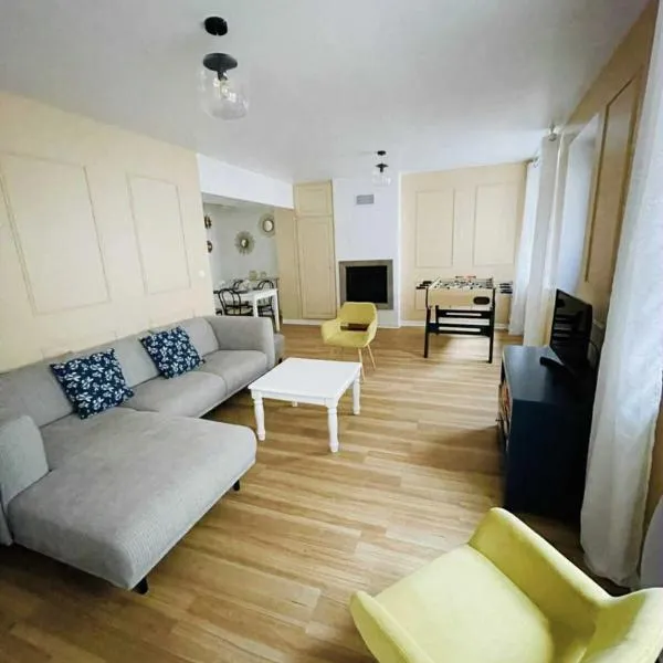 Charmante Maison de Village, hotel u gradu Saint-Fargeau