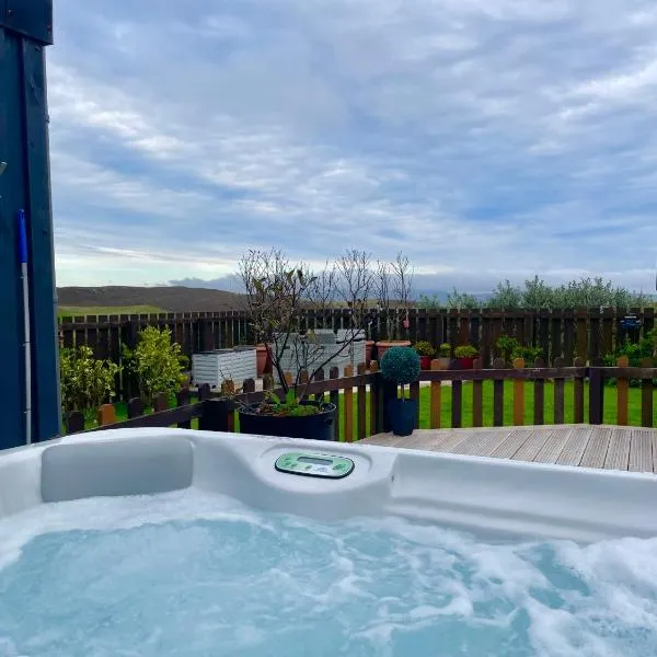 Switha - Luxury home in Stromness, Orkney with outstanding views and hot tub, hotel em Orkney