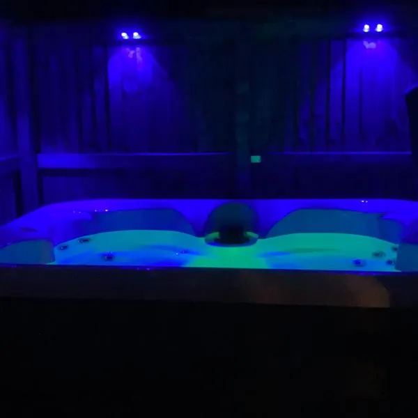 Romantic Country Cottage with Private Hot Tub, hôtel à Rowde