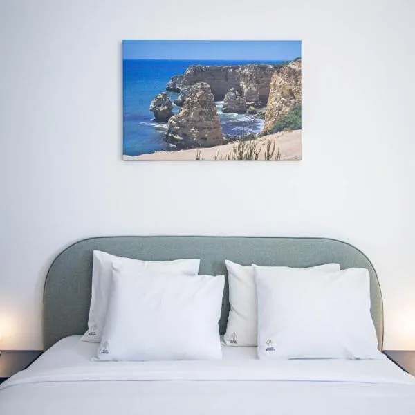 Charming Old Town 1BR 50m from Beach AC Wi-Fi Parking, hotel u gradu Albufeira