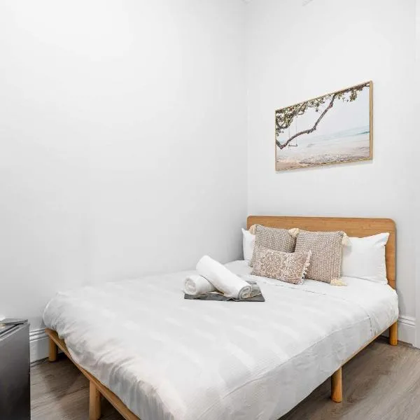 No Frill Economic Double Room - Ideally Located - Shared External Bathroom & Kitchen, hotel a Sydney