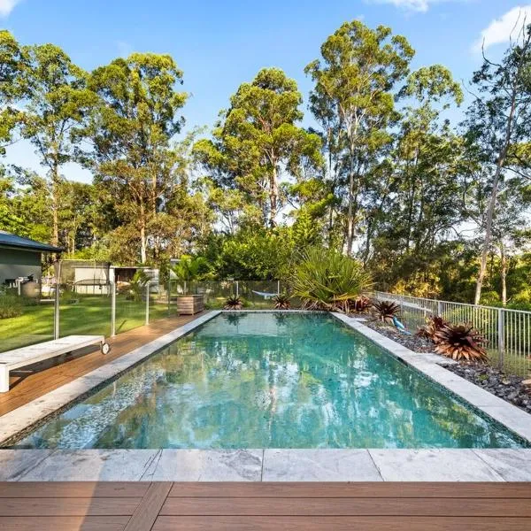 Hinterland Retreat 5 bedrooms, pool & hot tub、ゴールドコーストのホテル