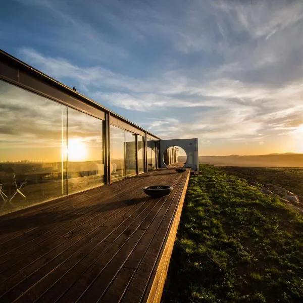Sky High- iconic ridge-top retreat, hotel in Hepburn Springs