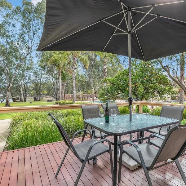 Riverfront Escape - Pool Fun and Space for Everyone, hotel a Moama