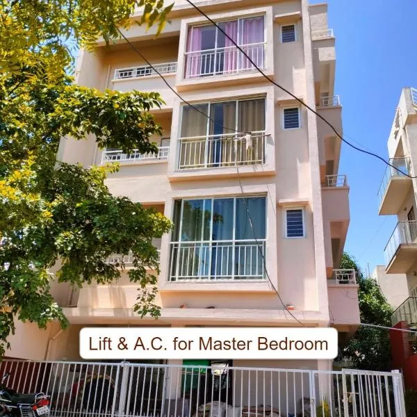 The Peace Home SRUSHTI AC for Master Bedroom, hotel in Kolhapur