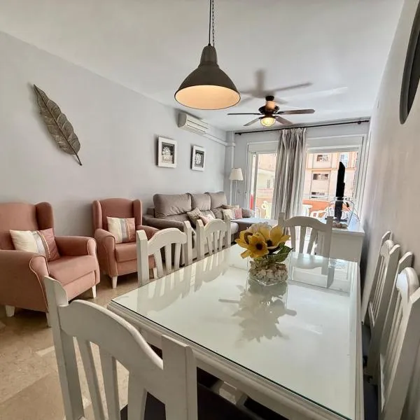 Cozy apartment in Playa de los Boliches II, hotel u gradu Fuenhirola