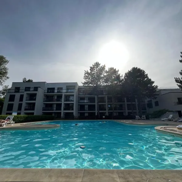 Apartmán Sĺňava rezort Linea Piešťany、ピエシュチャニのホテル