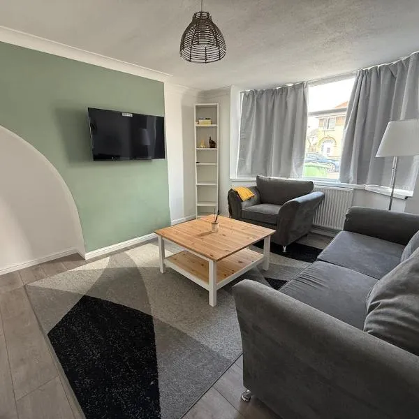 Cosy 3 Bedroom Home, Parking & Bus，位于牛津的酒店