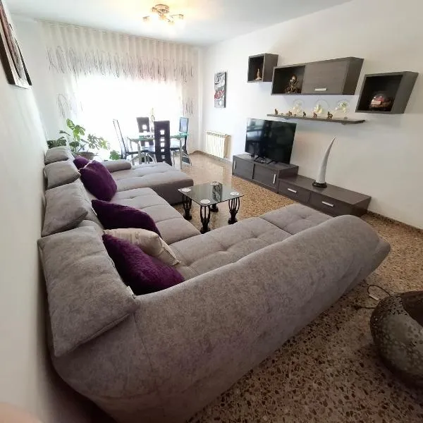 Piso de 3 dormitorios con aire acondicionado y parking, hotel in Burriana