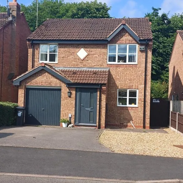 3 Bed House - Sleeps 5 - Pets - Parking, hotel in Uttoxeter