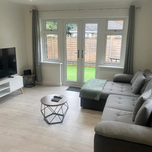 Rose Mews, Newly Refurbed Modern Interior with Garden, hotel di Edmonton