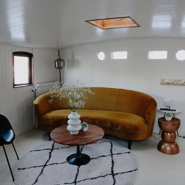 City center Amstel river Houseboat Kom en Zie, hotel en Ámsterdam