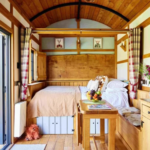 The Flying Scotsman Shepherd's Hut with Hot Tub, hotel em Brecon