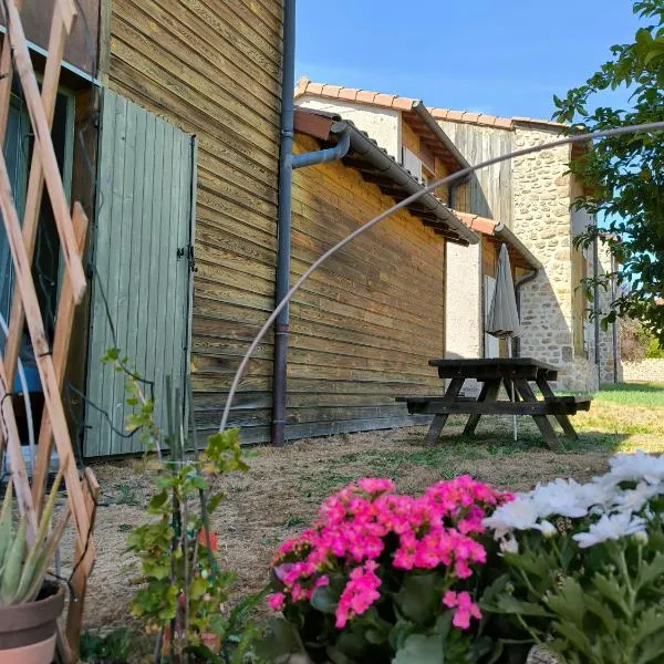 Appartements indépendants dans chalet en Auvergne, hotel in Chomelix
