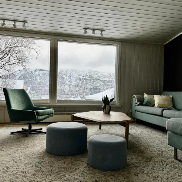 Spacious house - Free parking - King beds, hotelli Tromssassa