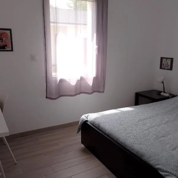 Chambre avec salle de bain et WC privés, hotel in Saint-Martin-la-Rivière