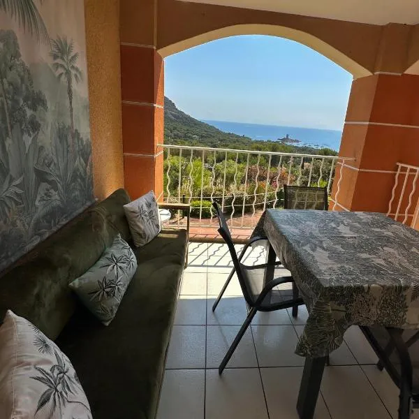 Appartement vue mer exceptionnelle Cap Estérel, hotel v mestu Saint-Raphaël