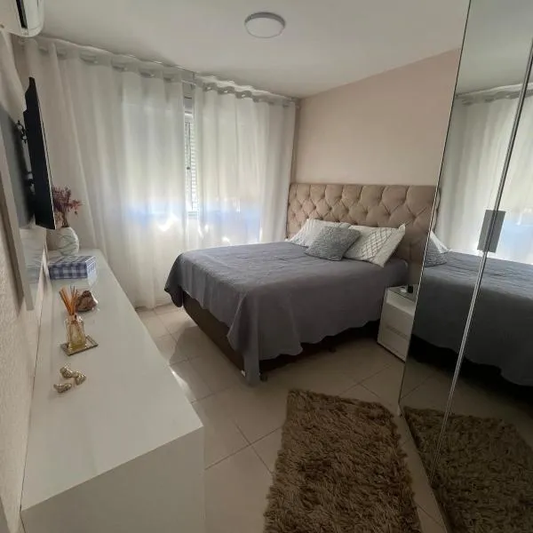 Apartamento suíte com estacionamento, hotel en Porto Alegre