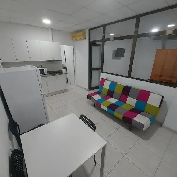 1 room street-basement، فندق في فيسينداريو