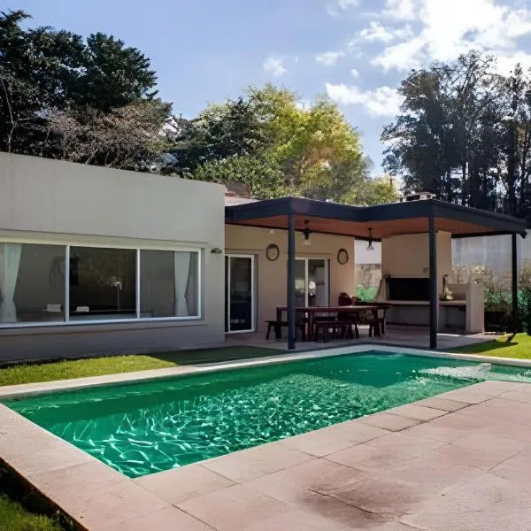 Divina casa con parque y Piscina climatizada en mini barrio cerrado, hotel in Del Viso