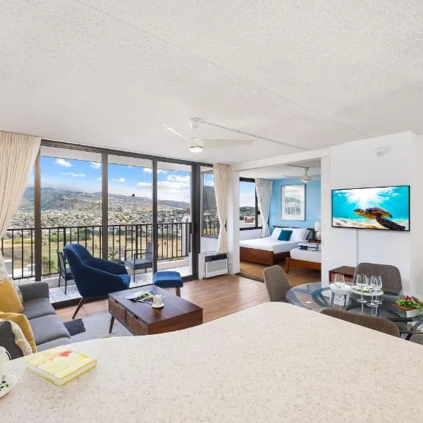 Waikiki Beach escape with lanai & scenic views, хотел в Хонолулу