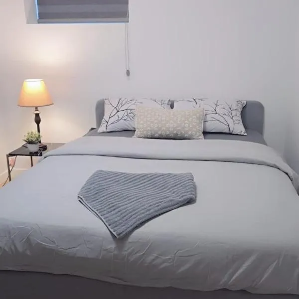 Entire Basement Suite in Bonavista, hotel din Winnipeg