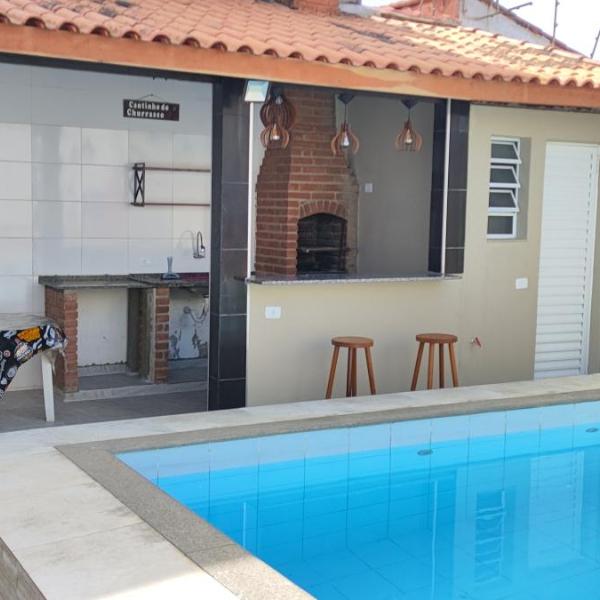 Casa térrea com piscina a 250 metros da praia