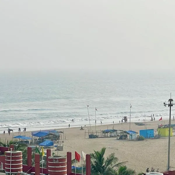 SEA VIEW from ROOFTOP - LUXURY HOTEL AOL ! PURI, hotel in Puri