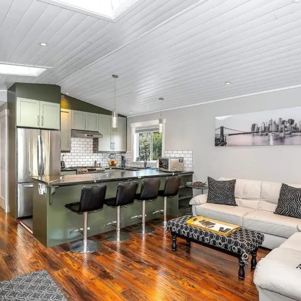 Knockan Hill Rentals - Garden Suite, hotel in Victoria