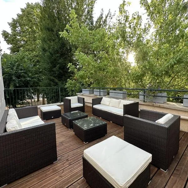 Maison de charme Centre-Ville - WIFI Netflix - Terrasse - 2 cours extérieures, Hotel in Auxerre