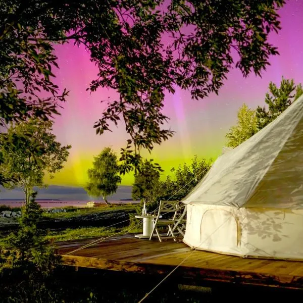 Private Sunset Off-grid tent with outdoor wc and cold shower, hotel in Virtsu