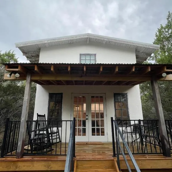 Creek Cabin at The Wildflower Woods, hotel en Cleburne