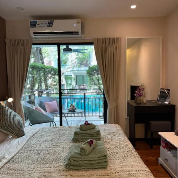 Pool Access Beachfront Studio, מלון בפוקט