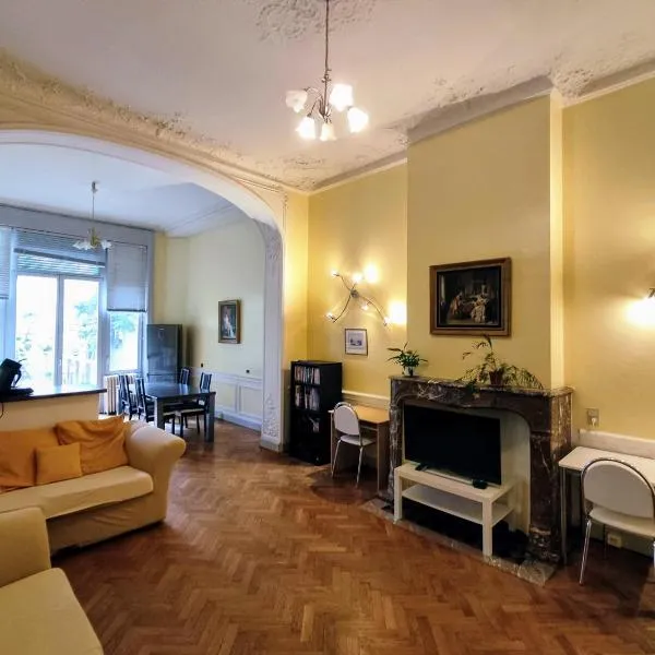 Bright 1BR with terrace near Montgomery, hotel di Brussels