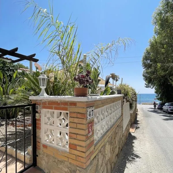 Cozy house next to a cove on the beach, Hotel in El Campello